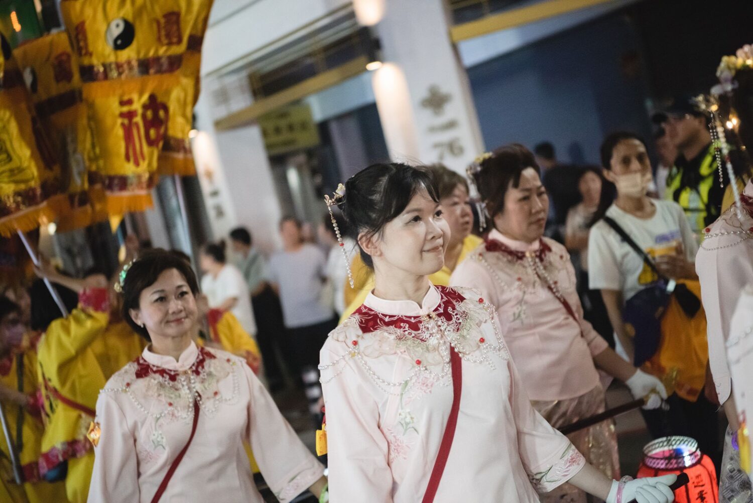 護國宮太子夜巡進入倒數 信眾撐傘夾道迎神感人不斷 | 索引新聞 INDEX News 提燈玉女志工的胡栩菲感謝太子爺救回一歲半愛女,故親自追隨太子爺,回報恩情。(圖/桃園護國宮提供)