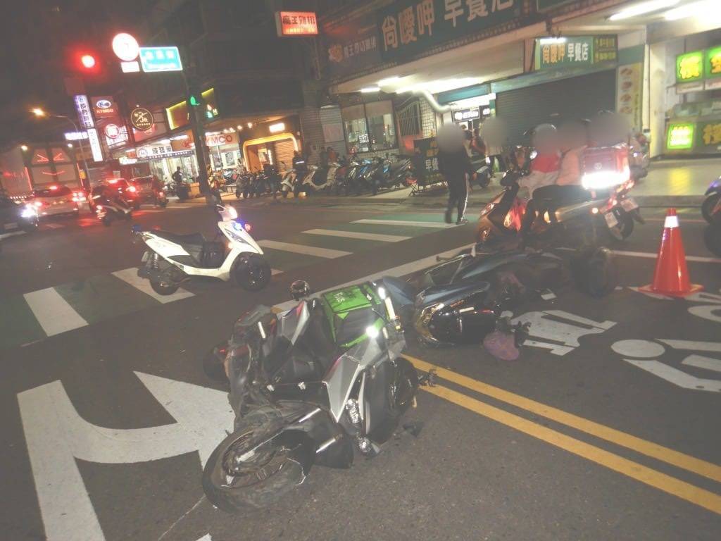 【有片】您的餐點正在路上!八德外送員疑車速過快 轉彎車閃避不及釀碰撞 898310 0