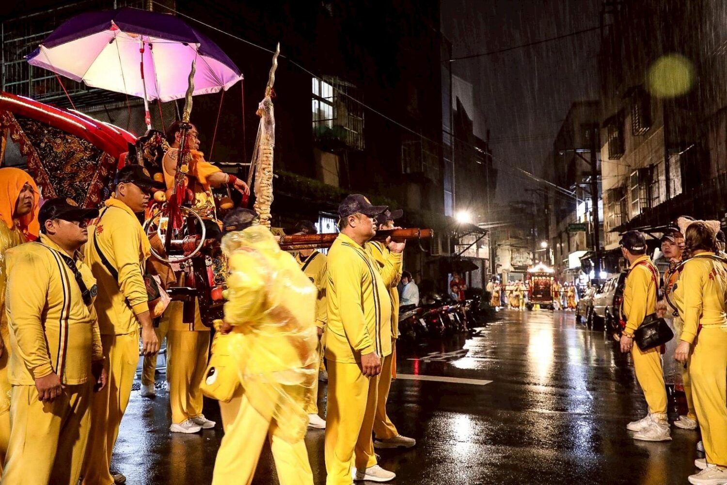 護國宮太子夜巡進入倒數 信眾撐傘夾道迎神感人不斷 | 索引新聞 INDEX News 太子爺走進鄰里巷道對案桌一一參禮,陣頭一度呈現S型,太子爺釘椅和主帥轎隔街對看,畫面特別。(圖/桃園護國宮提供)