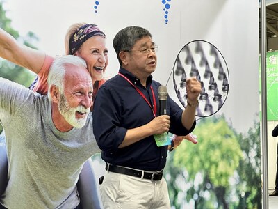 怡定興生醫董事長劉大佼於亞洲生技大展說明微陣列產品WCC-301之發展