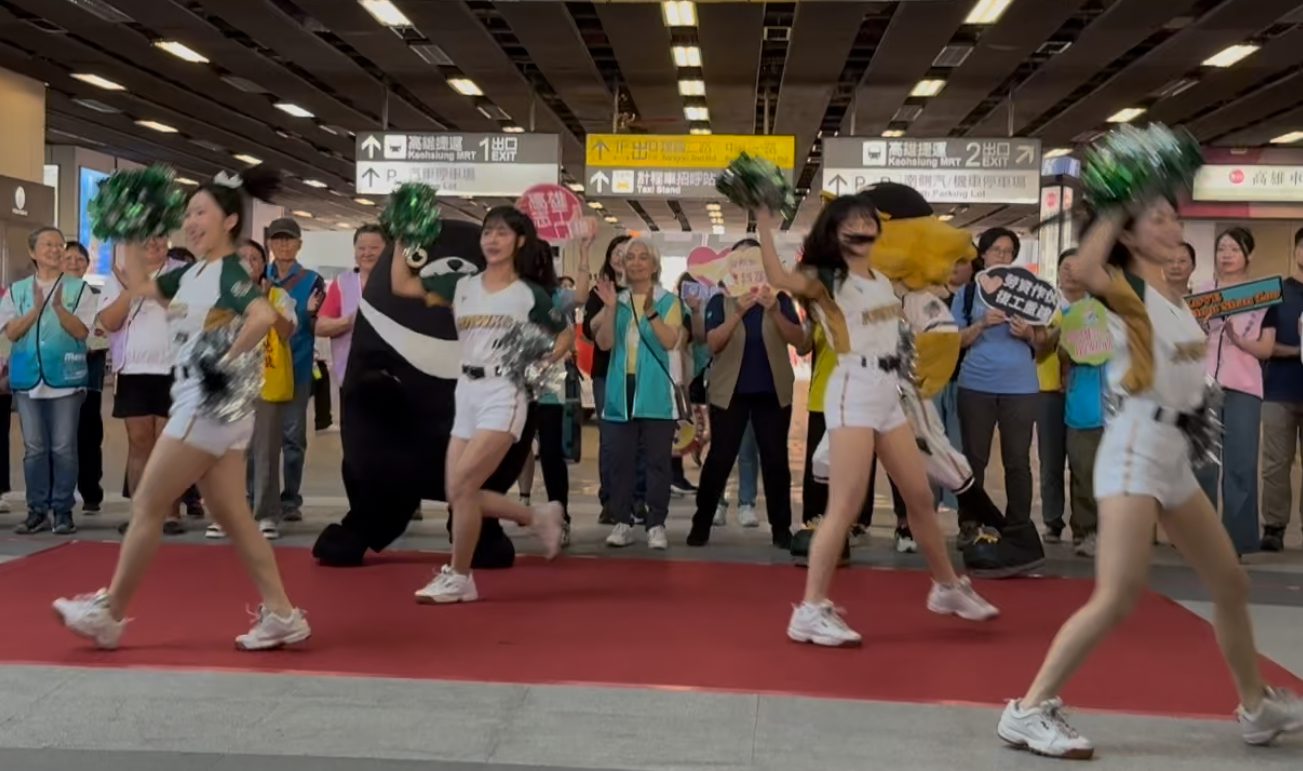 114年「閃出志願服務行動力」 高雄熊、雞柳條及啦啦隊現身高雄火車站邀您逗陣做志工 | 索引新聞 INDEX News