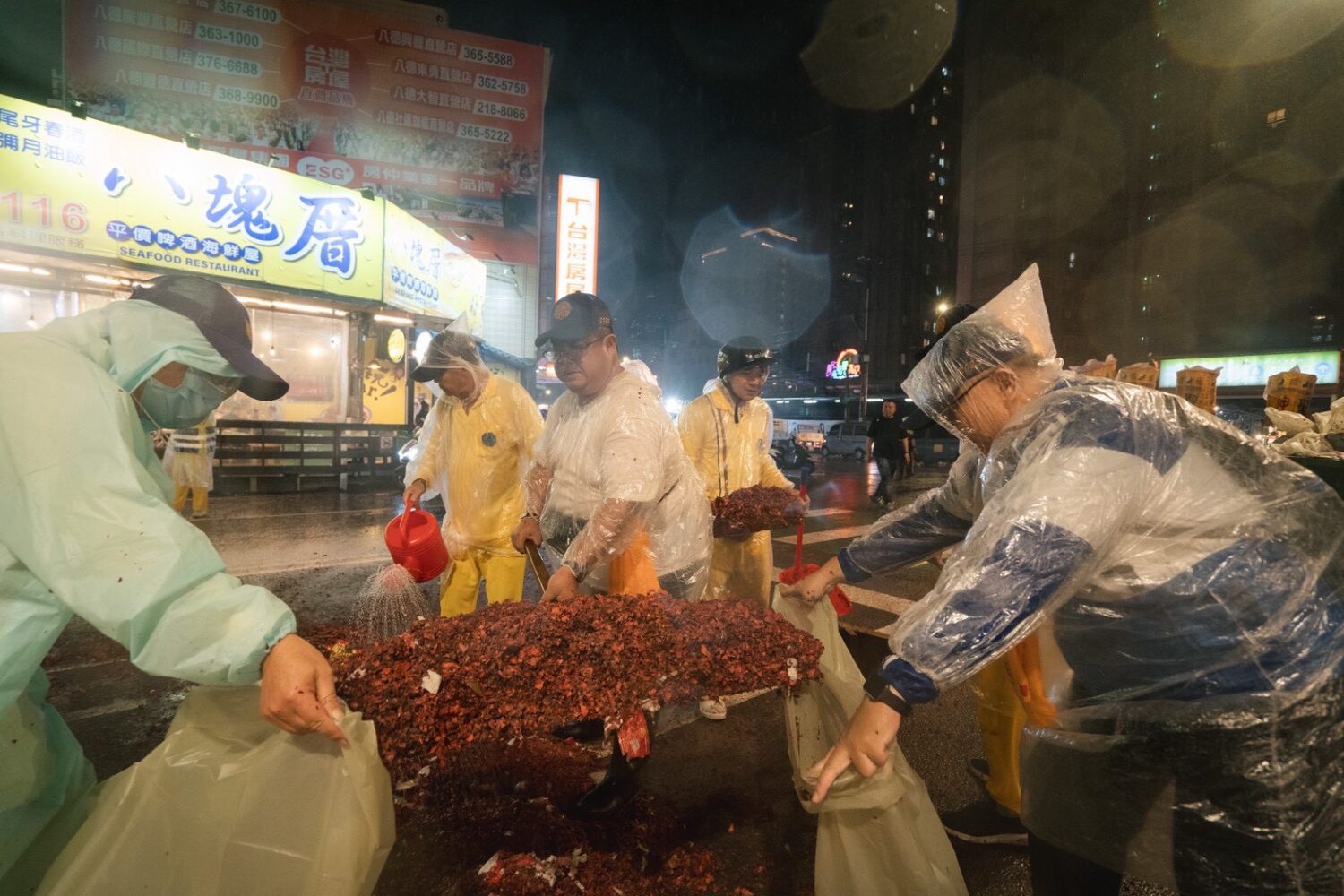 護國宮太子夜巡進入倒數 信眾撐傘夾道迎神感人不斷 | 索引新聞 INDEX News 大雨加深路面清掃難度,但志工們用力剷鞭炮餘灰維持香路ESG。(圖/桃園護國宮提供)