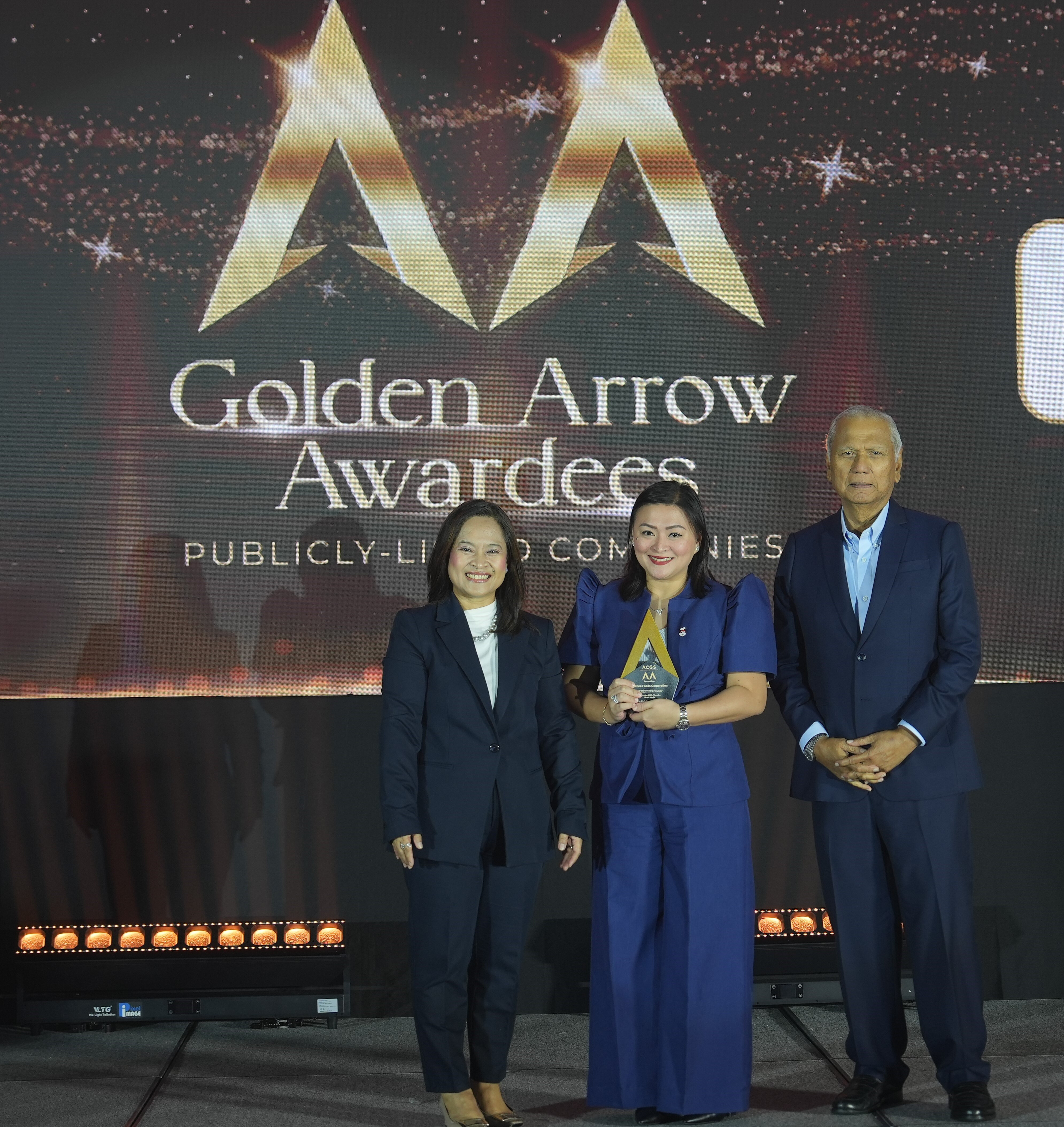 企業管治再創高峰:Jollibee 食品公司憑藉其在企業管治方面的卓越表現,再次獲得由企業董事學會頒發的 2025 年「金箭獎」殊榮。代表集團領獎的是 Jollibee 集團全球企業及商業法律總顧問 Vem King 律師 (中)。