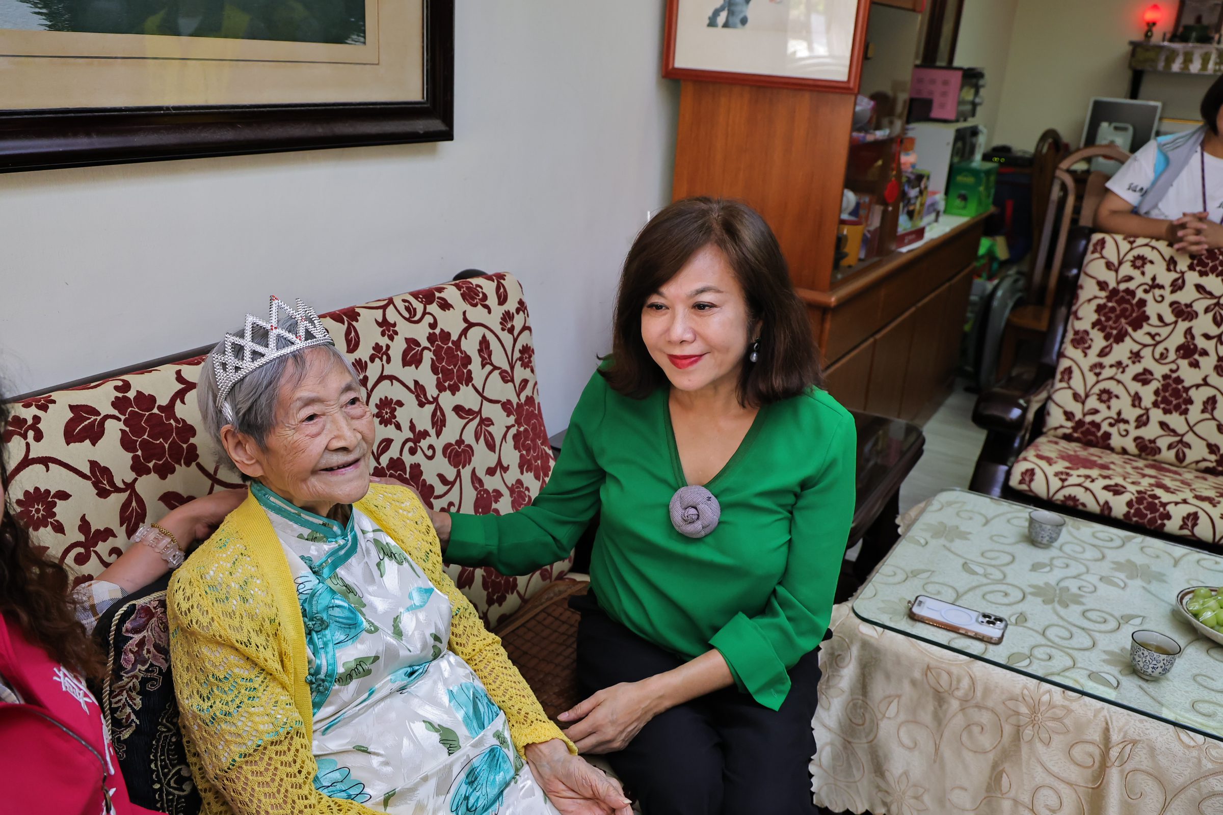 重陽敬老傳遞溫情　邱佩琳親送祝福探視3位百歲人瑞 | 索引新聞 INDEX News