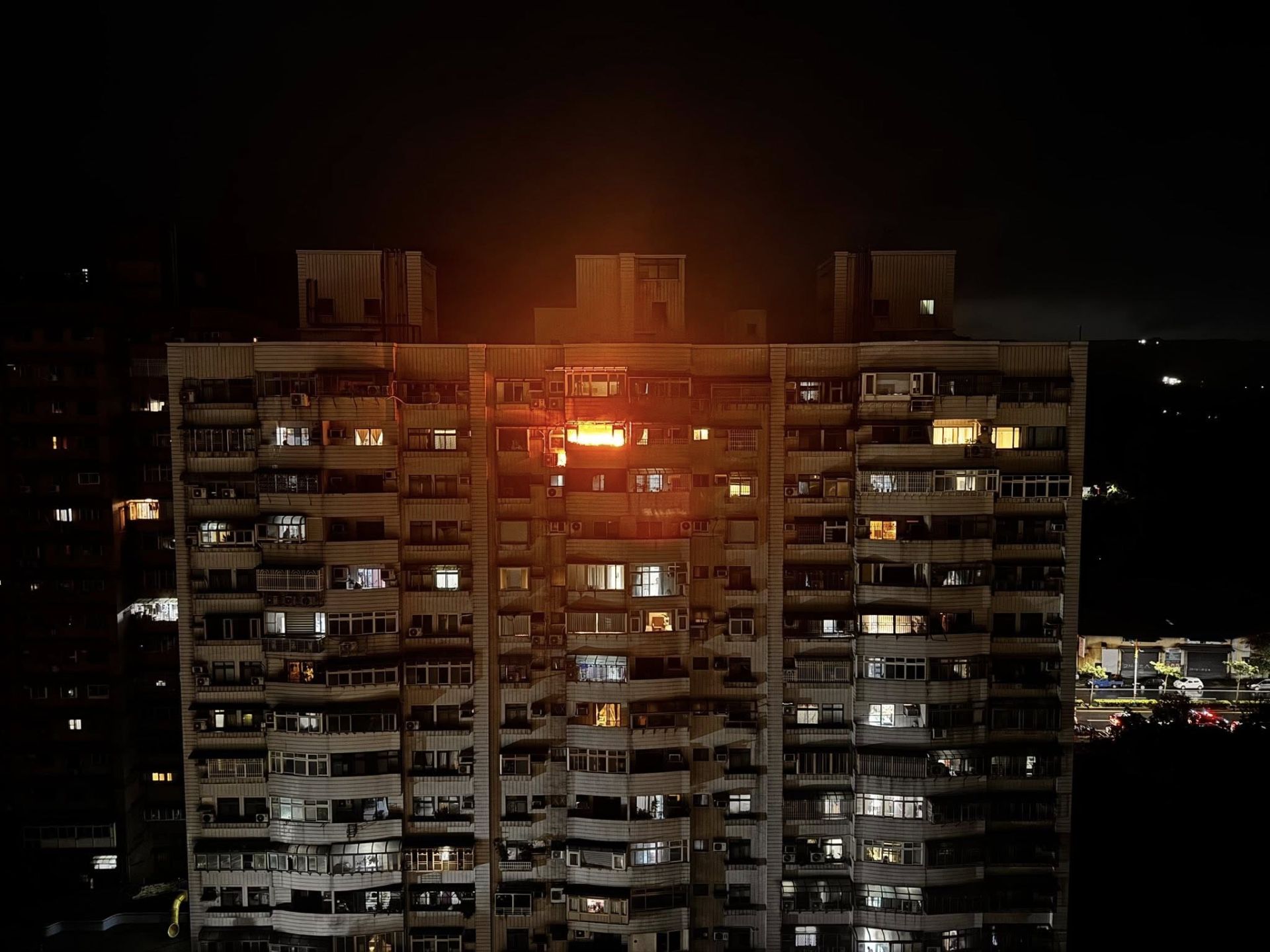 新北八里高樓深夜竄火! 14樓女住戶昏迷無生命跡象 送醫搶救中