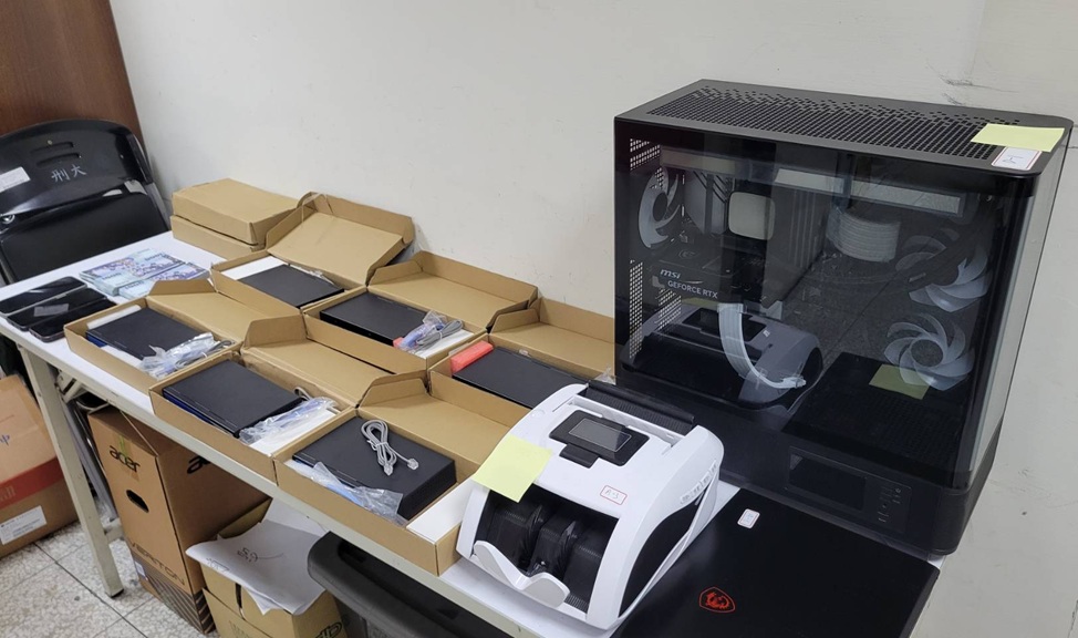 伺服器主機 - 報新聞 Mega News ▲圖說:警方查扣IPPBX設備、電腦、伺服器主機及手機等贓證物 (圖/台中市政府 提供)