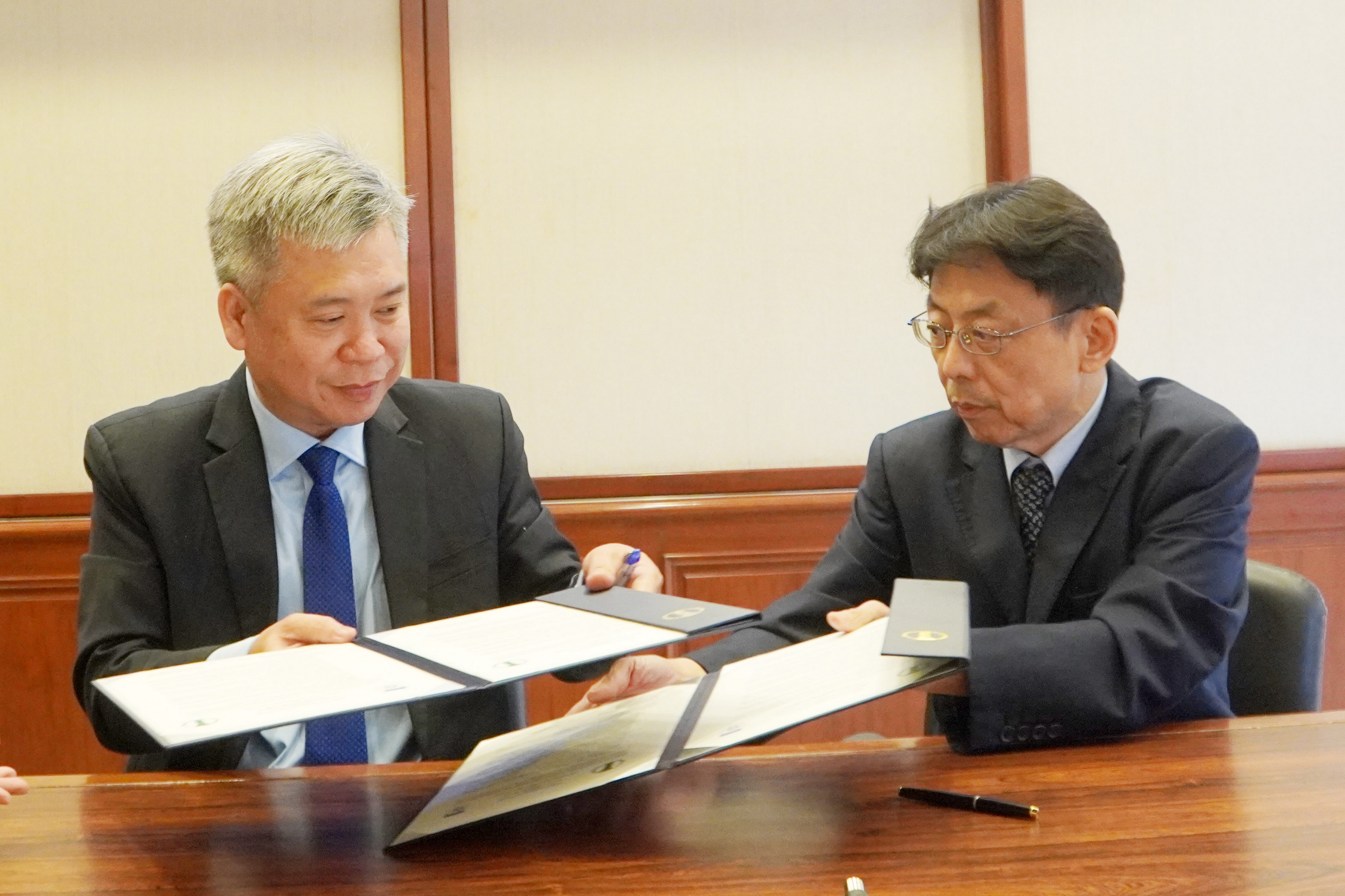 越南高升高專校長訪大葉大學　簽署 MOA 共推台越教育新合作 - https://www.watchmedia01.com