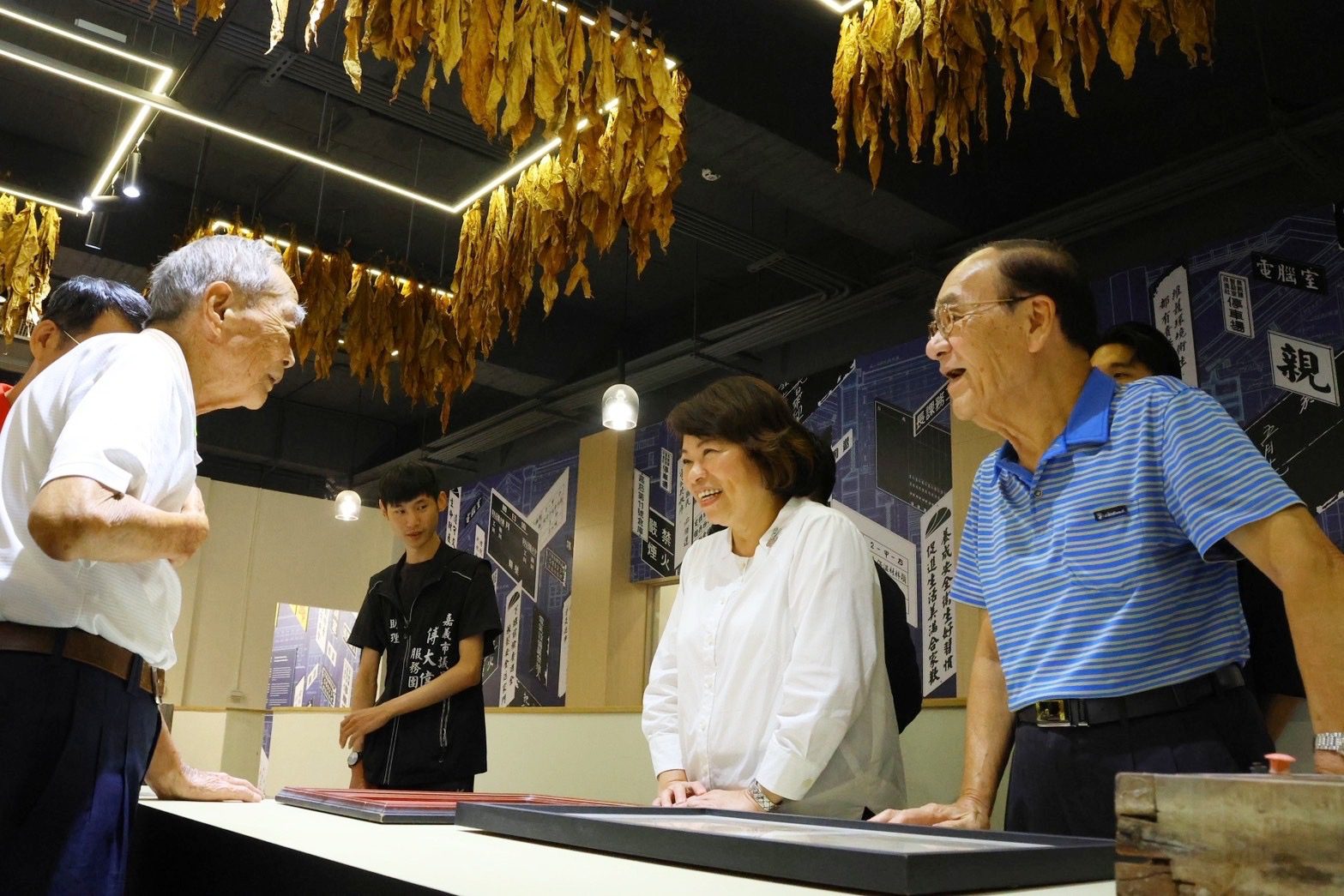 回娘家憶當年！黃敏惠偕老員工　重返嘉義菸葉廠見證歷史