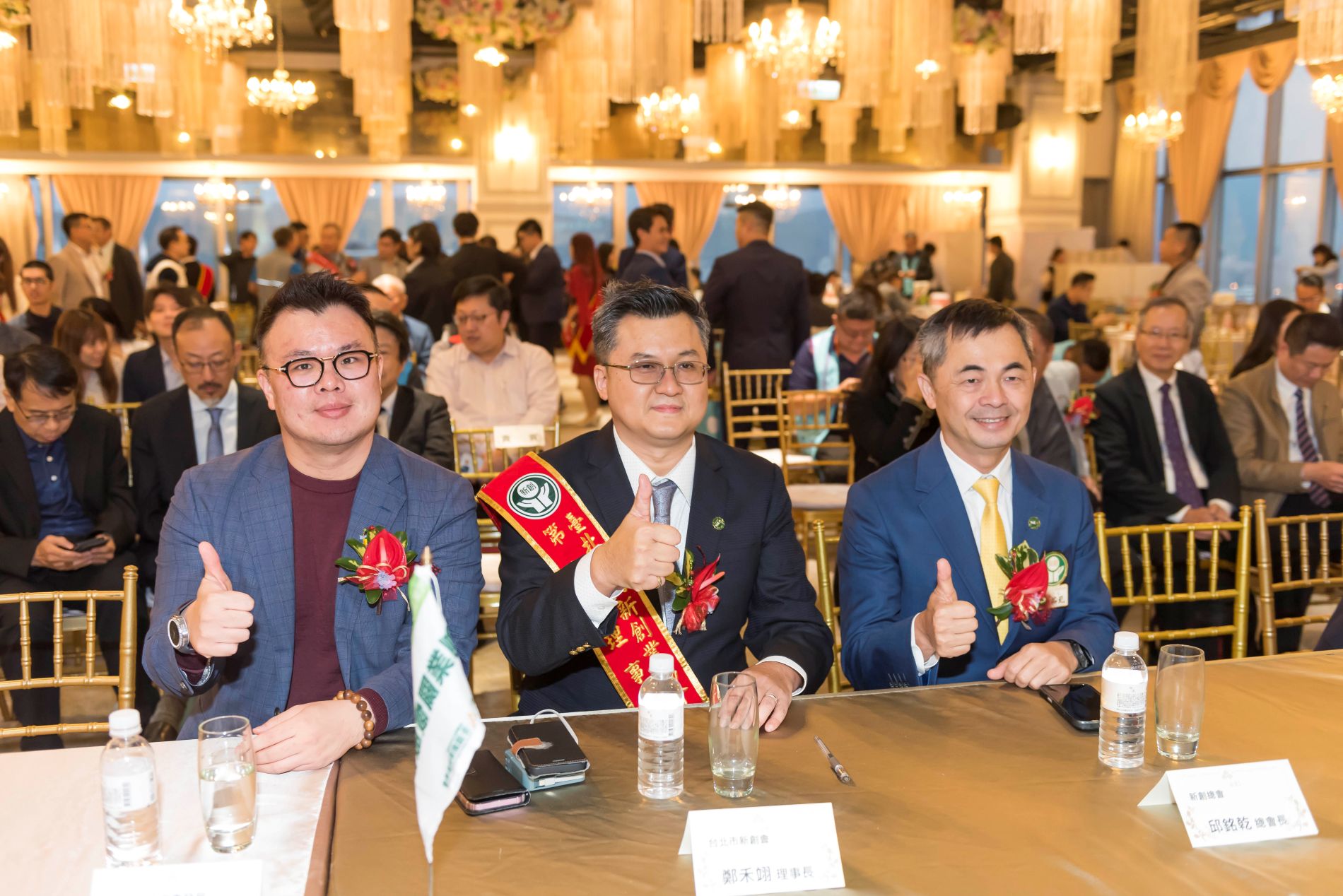 臺北市產業局局長陳俊安（左）、新任理事長鄭禾翊（中）與全國創新創業總會第27屆總會長邱銘乾（右）於典禮中合影。(圖／臺北市創新創業協會 提供)