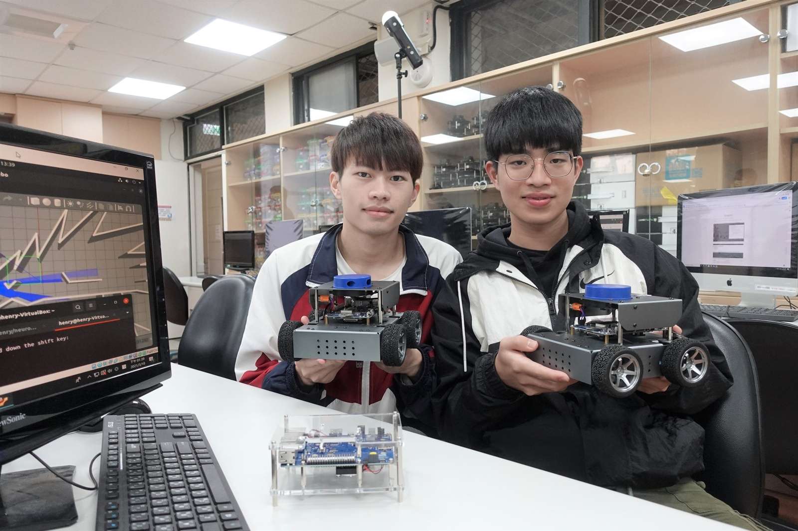 03 中原大學與科技大廠共建AI機器人5G專網實驗室，培育跨域科技人才。 0