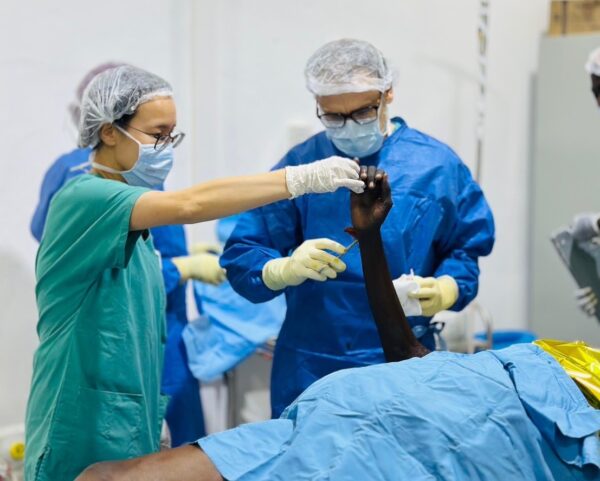 無國界醫生「痛,我願同行」人道醫療展12日於華山1914文創產業園區中7B館正式開幕,透過沉浸式策展,帶領民眾走入全球醫療人道救援現場。(圖/無國界醫生提供)