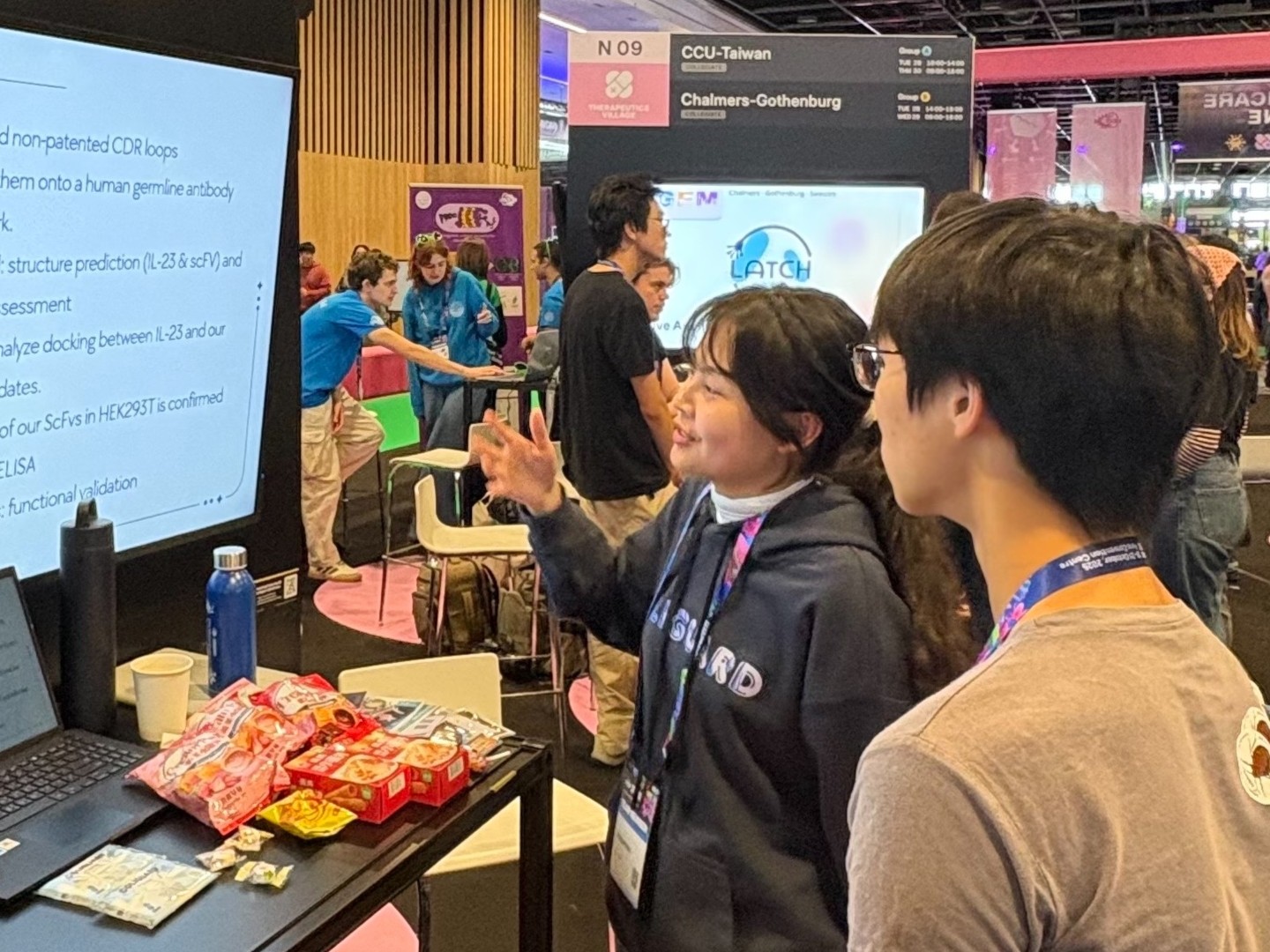 02-中山醫大iGEM團隊成員向來自世界各國的參賽選手介紹研究計畫 - 報新聞 Mega News