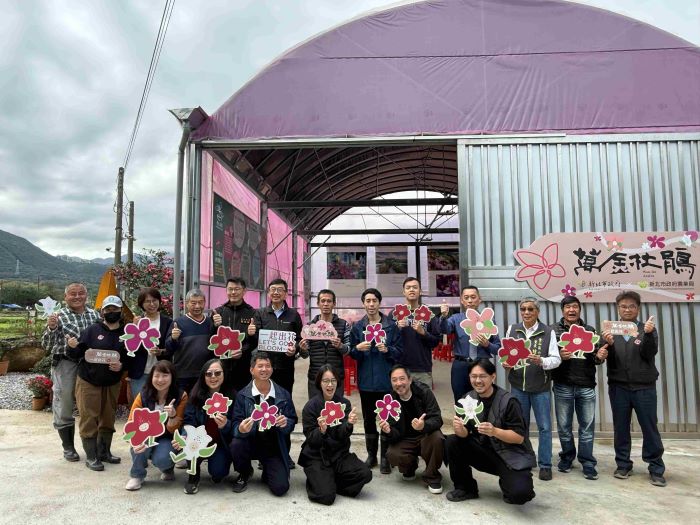 《圖說》茂生苗圃由花農蔡文生及蔡承翰父子共同經營,溫室外觀以杜鵑色系粉紅色與白色為主,整體設計更強調自然互動、品牌識別與開放共融,今日啟用。〈農業局提供〉