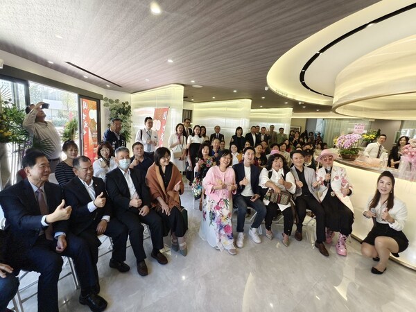 《圓．生寓境》個展於熊圖敘 DOS 接待中心揭幕，吸引立法委員廖偉翔與各界貴賓到場，共同見證建築與藝術跨界共融的生活美學場域。張哲維攝