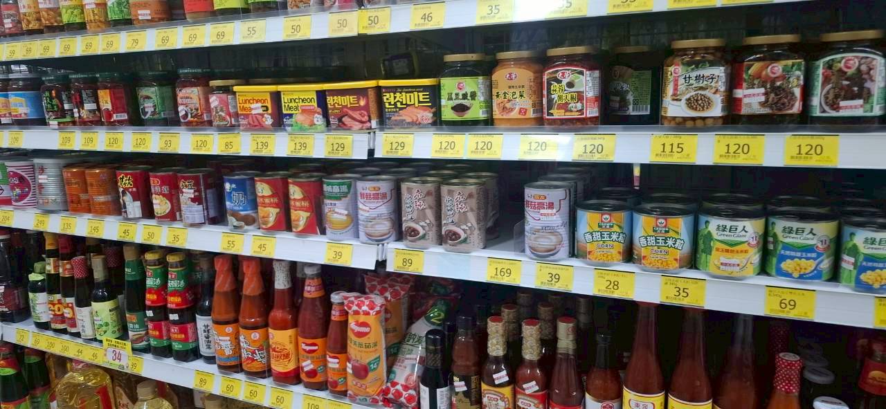 走進賣場就能帶回家的冬季必備美味。廣達香麻辣嫩鴨血罐頭方便料理，是許多家庭的人氣常備食材。圖/廣達香提供