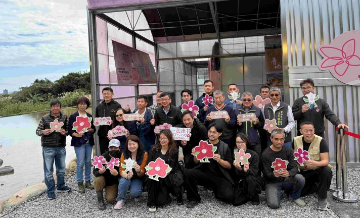 《圖說》青昀苗圃由金山花卉產銷班長嚴慶榮與妻子黃美娟共同經營,溫室外觀以杜鵑色系粉紅色與白色為主,整體設計更強調自然互動、品牌識別與開放共融,今日啟用。〈農業局提供〉