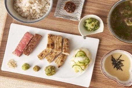 以A5和牛紐約客牛排的濃郁肉味搭配西班牙 Bellota 伊比利豬本日部位 - 報新聞 Mega News