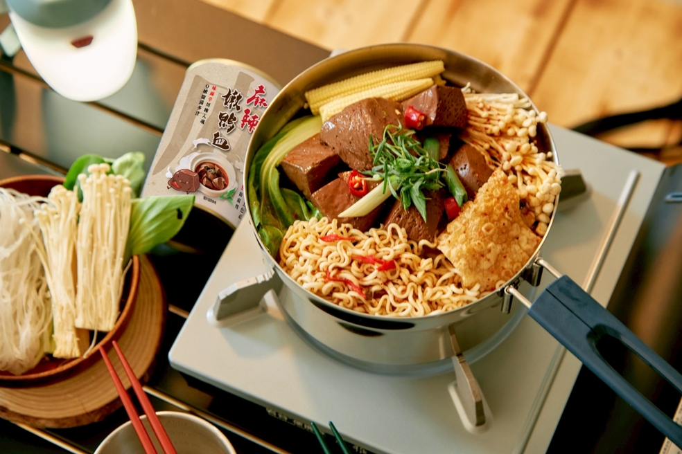 一鍋就很有靈魂的麻辣時刻。加入廣達香麻辣嫩鴨血，搭配蔬菜、泡麵與火鍋料，在家輕鬆完成一鍋香麻過癮的溫暖料理。圖/廣達香提供