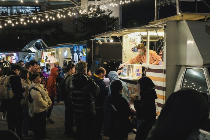 《圖說》「閃耀新北1314跨河煙火」於12月31日活動當天,在淡水與八里兩地同步推出主題市集,邀請民眾從美食暖身,提前感受跨年熱鬧氛圍。〈文化局提供〉