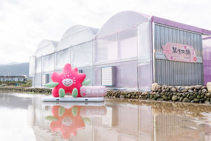 《圖說》萬金杜鵑智能美學溫室以「可走進的品牌故事」帶領民眾沉浸在萬金杜鵑的品牌氛圍,外觀以杜鵑色系粉紅色與白色為主,讓遊客一眼望去就感受到濃厚的萬金杜鵑氛圍。〈農業局提供〉