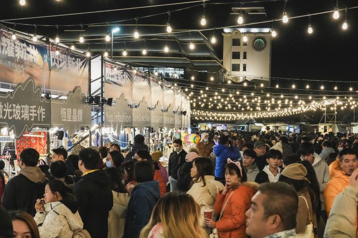 《圖說》「閃耀新北1314跨河煙火」集結超過50家餐車、市集攤位,讓民眾在煙火綻放前,一邊漫步河岸、一邊品嚐美食。〈文化局提供〉