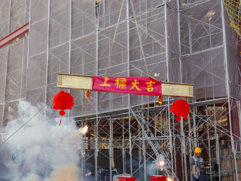 圖文:小蔡電器台中「綠能智慧物流航母」吉時上樑斥資打造300噸減碳基地 力拚2027年底完工。