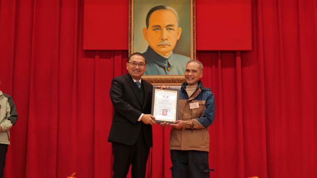 《圖說》汐止區農會王新傳(右)獲頒優良農事小組長，持續帶領資深農友組成「農友老師」講師團，帶領大小朋友一起體驗農作。〈農業局提供〉