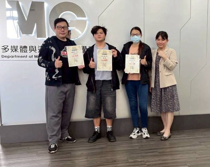 《圖說》龍華科大多媒體與遊戲發展科學系主任盧大為(左一)與獲獎學生及指導老師沈芳序(右一)合影。〈龍華科大提供〉