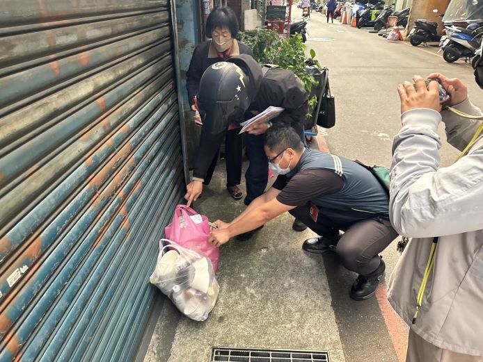 《圖說》環保局持續加強「危險物品禁丟垃圾車」宣導及破袋稽查。〈環保局提供〉
