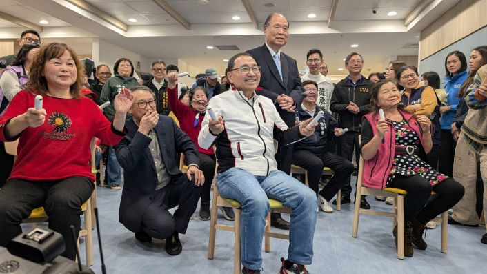 《圖說》侯友宜市長體驗多元服務項目。〈衛生局提供〉