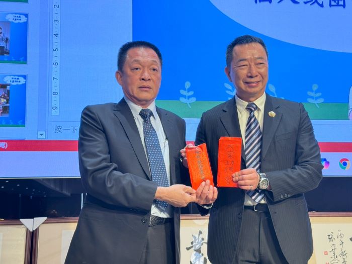 《圖說》方正處長(右)接受臺中市武陵有愛關懷協會蕭有發理事長(左)等多位貴賓現場捐贈認養金,並一一回贈感謝狀及紀念品,致申謝忱。〈基隆榮服處提供〉