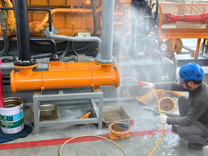 《圖說》任何微小零件偏差都可能影響防洪應變,技師必須確保每一項保養都符合規範。〈水利局提供〉