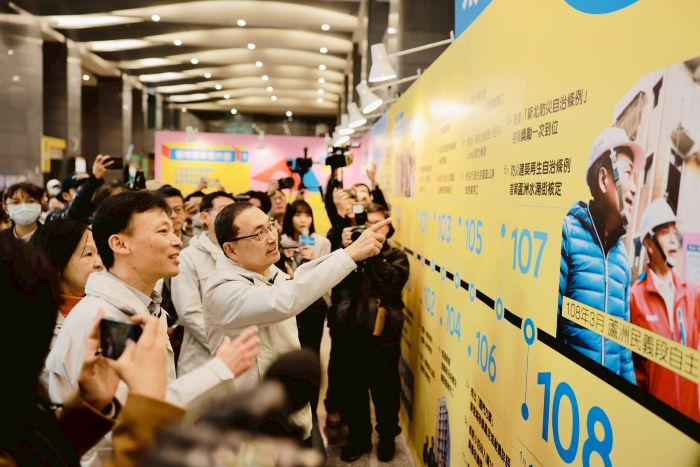 《圖說》城鄉局副局長邱信智陪同市長侯友宜參觀北門展區。〈都更處提供〉