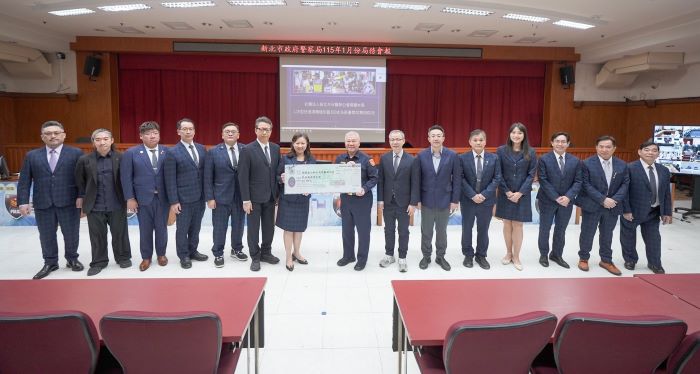 《圖說》新北市牙醫師公會副理事長賴宜姍暨與會代表計14名,捐贈新北市政府警察局新臺幣20萬5000元,由警察局長方仰寧代表受贈。〈警察局提供〉