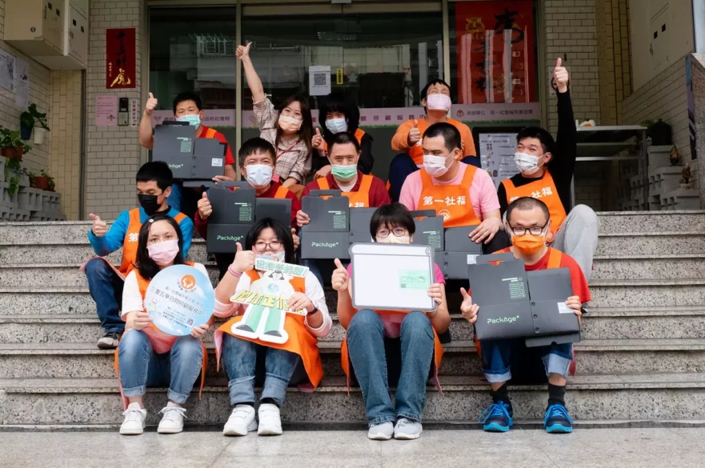 配客嘉與公益團體合作進行循環包裝清潔作業，截至 2025 年已為 486 位弱勢族群創造穩定工作機會