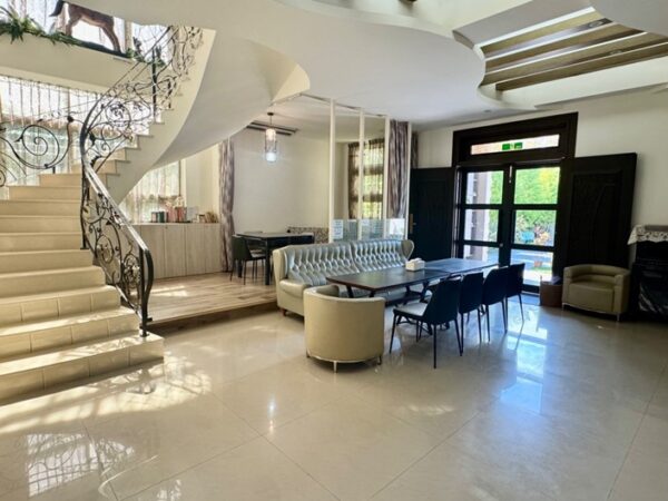 KTV、電動麻將與寬敞交誼空間一次到位，無論家族聚會、朋友歡唱或公司團建，皆能在同一空間盡情交流，感受包棟住宿的自在與便利。