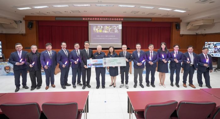 《圖說》新北市牙醫師公會代表成員計14名,持捐贈之「L15快速酒精檢知器」與警察局局長方仰寧合影。〈警察局提供〉