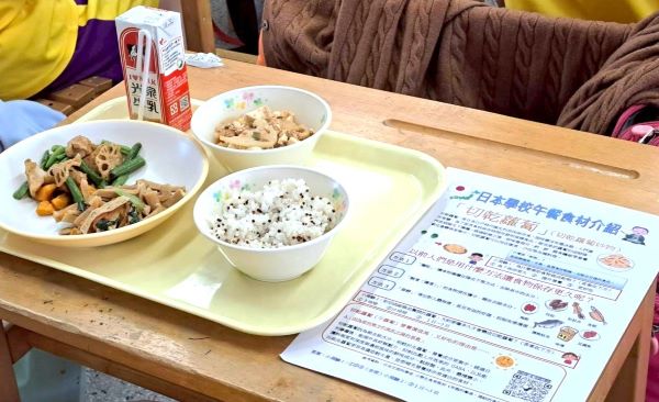 《圖說》光榮國小推動食育教育，營養午餐融入國際飲食知識。〈教育局提供〉