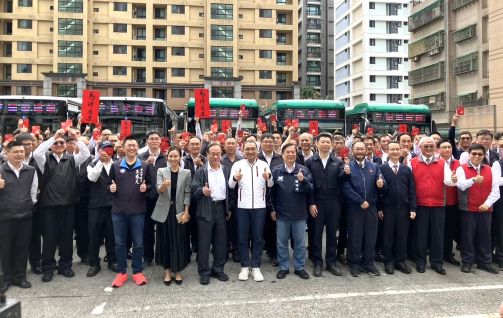 《圖說》侯友宜市長前往公車場站慰勞公車業者。〈交通局提供〉