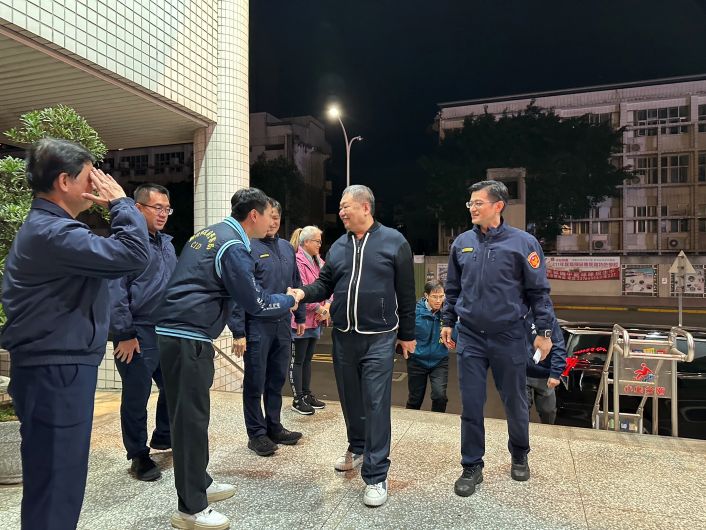 《圖說》議長蔣根煌會同新莊分局長陳保緒慰問新莊分局同仁。〈警察局提供〉