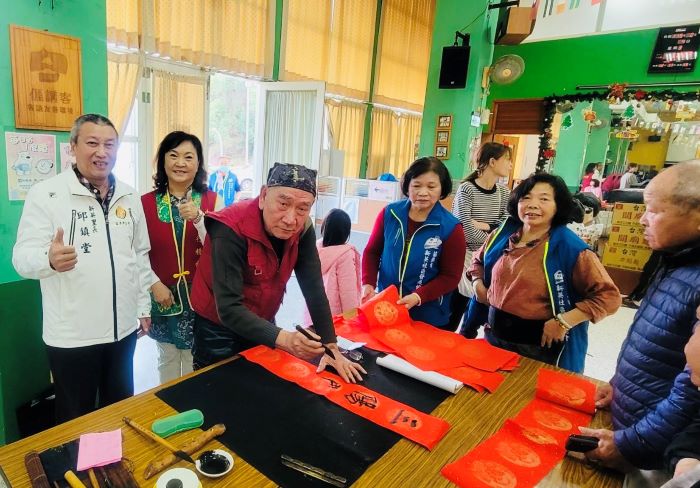 《圖說》新英里社區活動中心舉辦一場「馬到金來～迎新揮毫」活動。〈主辦單位提供〉