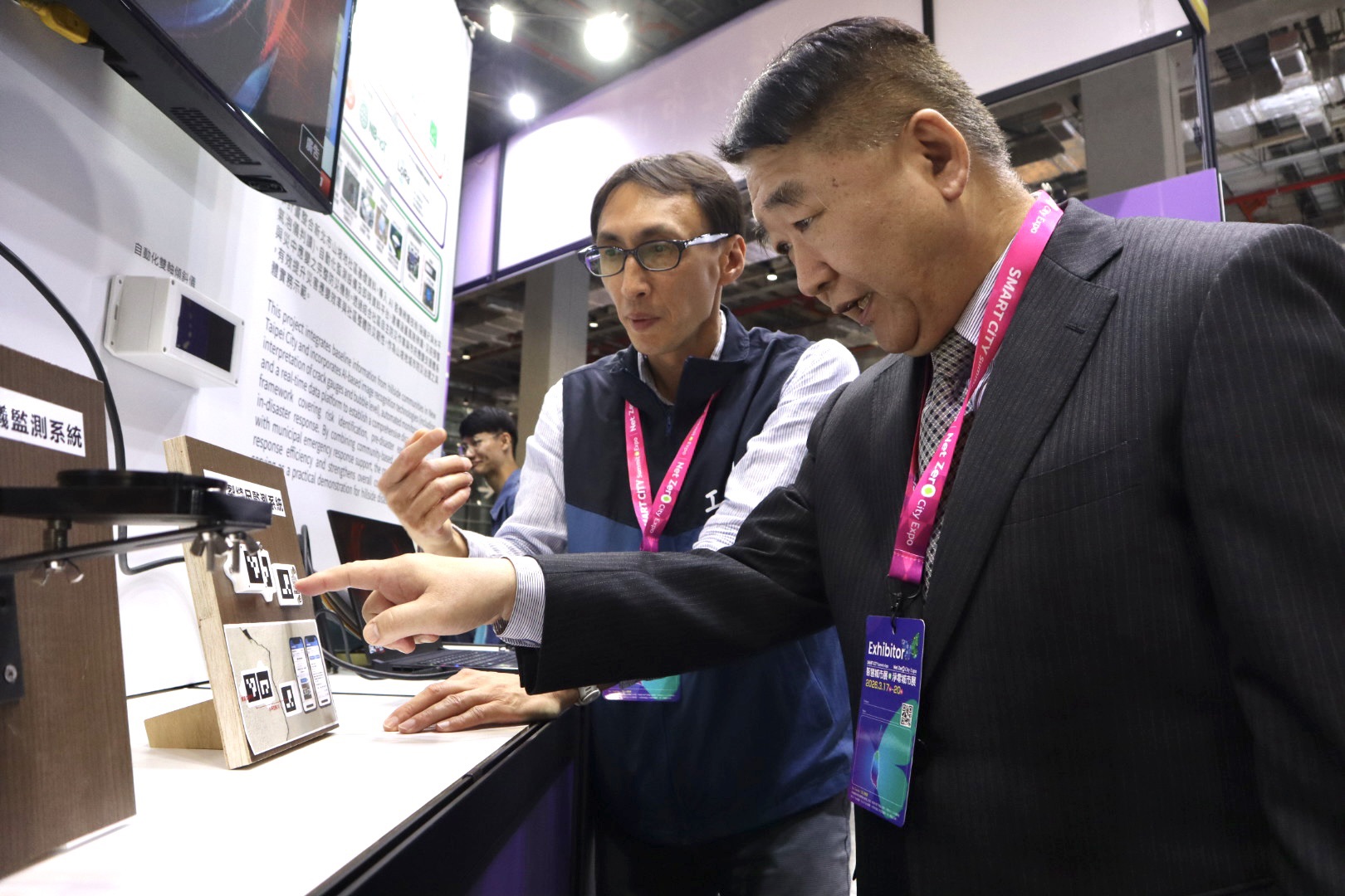 《圖說》工務局長馮兆麟（右）到場參觀，了解新北山坡地智慧防災社區推動計劃成果，透過裂縫尺與水平氣泡儀等AI影像辨識技術導入，提升整體防災韌性。〈工務局提供〉