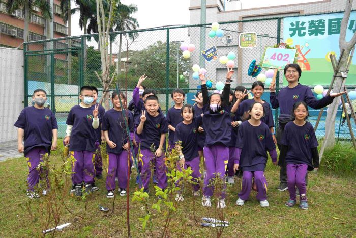 《圖說》光榮國小藉由50周年校慶參與植樹，透過師生親手種植，讓永續與保育觀念從小扎根，形塑人與自然共存的學習場域。〈農業局提供〉