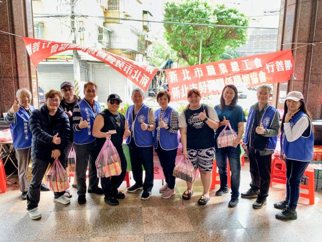 《圖說》新北市職業總工會今日於板橋捐血站舉辦「熱血傳愛」捐血活動，單日成功募集189袋血液，為醫療體系挹注寶貴資源，成果豐碩。〈新北職總工會提供〉