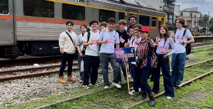 《圖說》楊桂馨（右3）於今年天燈節為外籍交換生導覽菁桐女路。〈社會局提供〉