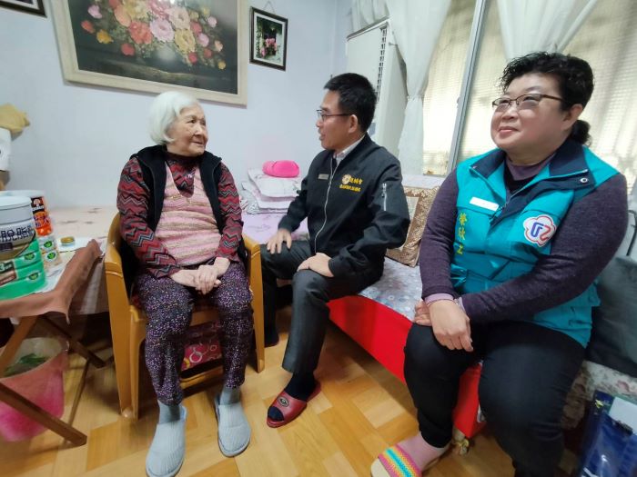 《圖說》黃信仁處長關懷中風險遺眷海阿姨。〈臺北市榮服處提供〉