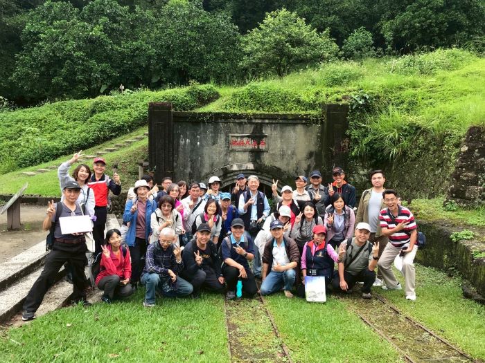 《圖說》石底大斜坑於民國64年封坑，楊桂馨（前排右3）帶領遊客導覽。〈社會局提供〉