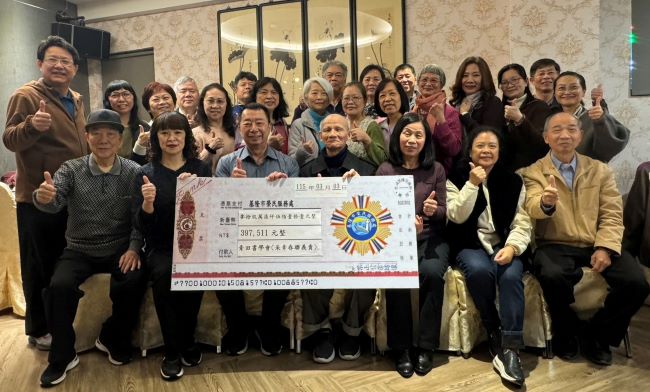 《圖說》方正處長(第一排中左)與「采青團隊」合影。〈基隆榮服處提供〉