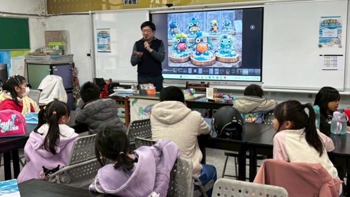 《圖說》活動開始前，教師向學員說明任務內容與學習重點。〈龍華科大提供〉