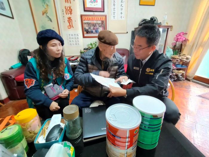 《圖說》黃信仁處長關懷中風險榮民韓伯伯。〈臺北市榮服處提供〉